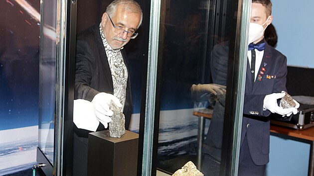 Policejní eskorta přivezla do Vlastivědného muzea v Olomouci kylešovické meteority. Na snímku Břetislav Holásek,Martin Kováček a Jana Horáková ze Slezského zemského muzea v Opavě.