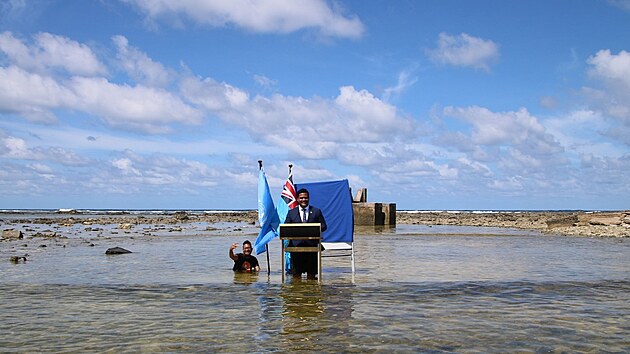 f tuvalsk diplomacie Simon Kofe svj pedtoen projev k astnkm klimatickho summitu COP26 pronesl po kolena v mosk vod. (8. listopadu 2021)