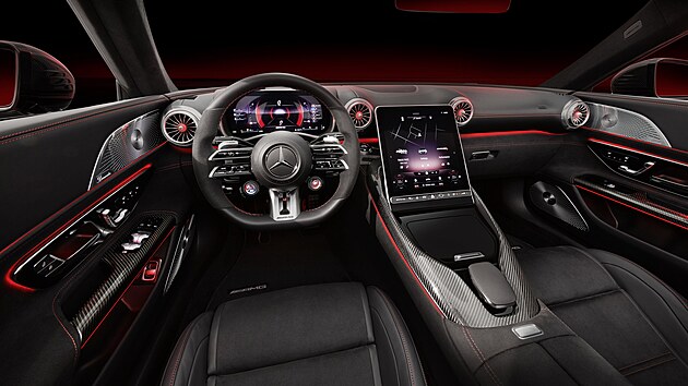 Od třídy S má Mercedes-AMG kompletní infotainment s velkım středovım dotykovım displejem.