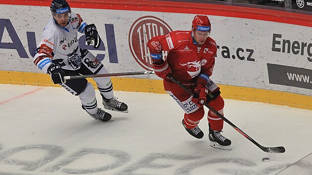 Hokejov extraliga, 23. kolo, Tinec - Vtkovice.
Petr Vrna z Tince (vpravo) a Alexej Solovjov z Vtkovic