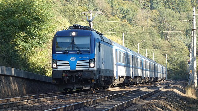 Vectron 193.698 na železničním koridoru mezi Chocní a Brandısem nad Orlicí.
