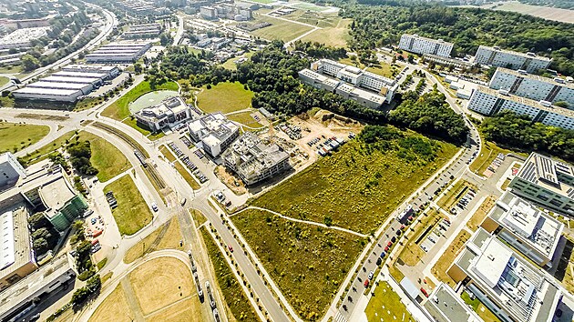 Volné pozemky, kde se aktuálně připravuje další výstavba budov Technologického parku.