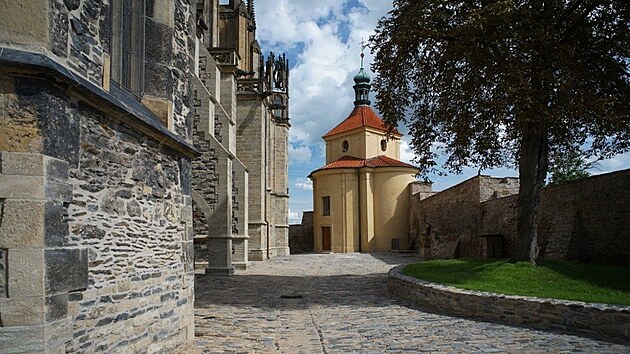 Revitalizace arelu kostela sv. Bartolomje v Koln se vnovala i prostoru parkn a dlaeb kolem chrmu sv. Bartolomje Apotola.