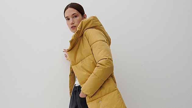 Péřové kabáty jsou nedílnou součástí podzimních a zimních šatníků. Pro dámy, kterım chybí centimetry do vıšky, jsou ideální modely s délkou do poloviny stehen. Vırazná barva bude žádoucí vzpruhou.