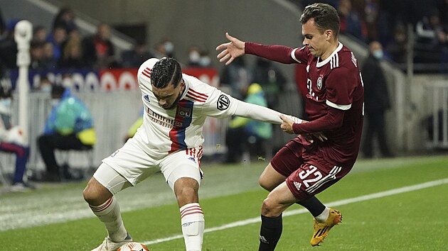 Sparťanskı fotbalista Andreas Vindheim se pokouší zastavit Rayana Cherkiho z Lyonu.