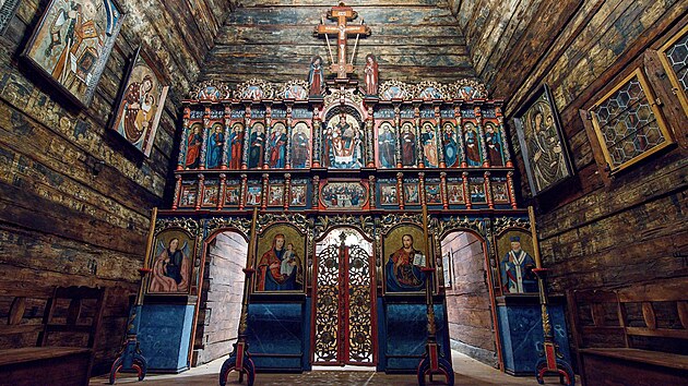 Restaurtorskou obnovou proel ikonostas, hlavn olt prestolu, bon olt, malby na stnch kostela, ikony, svcny i k. 
