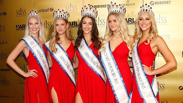 Vtzky Miss esk republiky 2021: Barbora Kuerov, Valrie Vov, Helena ermkov, Sarah Horkov a Veronika Sandholzov (Praha, 6. listopadu 2021)