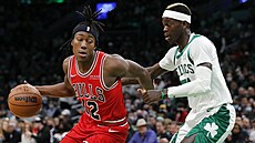 Ayo Dosunmu (vlevo) z Chicaga a Dennis Schröder z Bostonu. Ayo Dosunmu (vlevo) z Chicaga a Dennis Schröder z Bostonu.