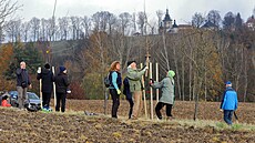 Lidé z iniciativy Chebsko za klima sázejí u Hartovy stezky 25 stromů - javor... Lidé z iniciativy Chebsko za klima sázejí u Hartovy stezky 25 stromů - javor...
