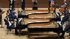 Při zahajovacím koncertu festivalu se na pódium Dvořákovy síně musely směstnat... Při zahajovacím koncertu festivalu se na pódium Dvořákovy síně musely směstnat...