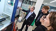 Ředitel Střední průmyslové školy Vsetín Miroslav Václavík předvádí studentům... Ředitel Střední průmyslové školy Vsetín Miroslav Václavík předvádí studentům...