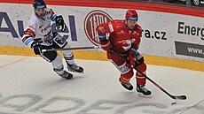 Hokejová extraliga, 23. kolo, Tinec - Vítkovice. Petr Vrána z Tince (vpravo)...