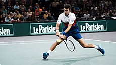 Novak Djokovič se odehrává míč v semifinále turnaje Masters v Paříži proti... Novak Djokovič se odehrává míč v semifinále turnaje Masters v Paříži proti...