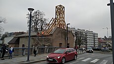 Část nového krovu se základem pro věžičku byly na střeše kostela svaté Kateřiny vybudovány loni na podzim. Letos by měly práce pokračovat. Část nového krovu se základem pro věžičku byly na střeše kostela svaté Kateřiny vybudovány loni na podzim. Letos by měly práce pokračovat.