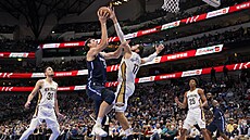 Boban Marjanovič z Dallasu při střelbě v utkání proti New Orleans. Blokuje ho ... Boban Marjanovič z Dallasu při střelbě v utkání proti New Orleans. Blokuje ho ...
