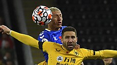 Joao Moutinho (nahoře) z Wolverhamptonu v souboji s Richarlisonem z Eevertonu. Joao Moutinho (nahoře) z Wolverhamptonu v souboji s Richarlisonem z Eevertonu.