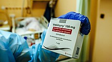 Veklury, Remdesivir. Některým pacientům aplikují Remdesivir. Tato léčba však... Veklury, Remdesivir. Některým pacientům aplikují Remdesivir. Tato léčba však...