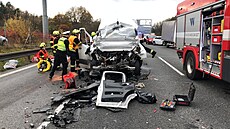 Nehoda kamionu s dodávkou uzavřela dálnici D5 u Prahy. Řidič dodávky byl v autě... Nehoda kamionu s dodávkou uzavřela dálnici D5 u Prahy. Řidič dodávky byl v autě...