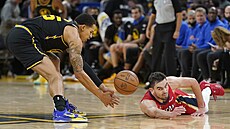 Tomáš Satoranský z New Orleans (vpravo) a Juan Toscano-Anderson z Golden State... Tomáš Satoranský z New Orleans (vpravo) a Juan Toscano-Anderson z Golden State...
