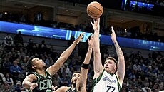 Luka Dončič z Dallasu střílí přes Josha Richardsona z Bostonu. Luka Dončič z Dallasu střílí přes Josha Richardsona z Bostonu.