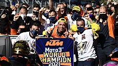 Španělský jezdec Pedro Acosta slaví titul mistra světa v Moto3. Španělský jezdec Pedro Acosta slaví titul mistra světa v Moto3.