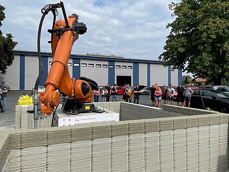 Robot na stavb tiskne ze z betonu.