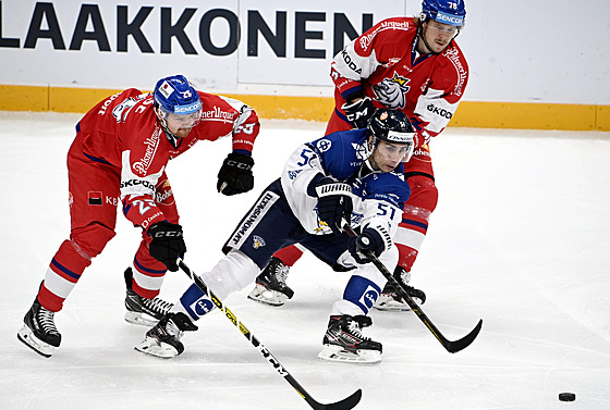Finský útoník Valtteri Filppula mezi eskými hrái Davidem Kae (vlevo) a...