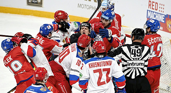 Potyka v utkání esko - Rusko na turnaji Karjala.