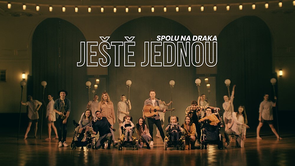 Na konci léta vznikla k projektu společná píseň deseti českých osobnosti s... Na konci léta vznikla k projektu společná píseň deseti českých osobnosti s...