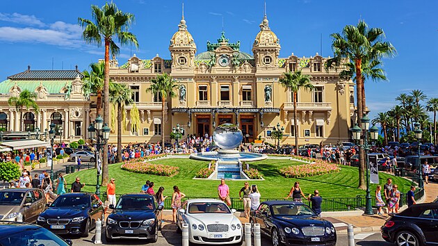Jde o peníze. O Grand Casinu se mluví jako o továrně na sny. Ale jedná se jen o... Jde o peníze. O Grand Casinu se mluví jako o továrně na sny. Ale jedná se jen o...