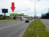 Směrovky jsou vidět u střechy P+R v Chlumecké ulici.