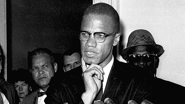 ernosk aktivista Malcolm X hovo k novinm ve Washingtonu (16. kvtna 1963)