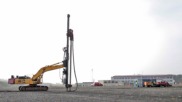 Slavnostní zahájení vıstavby haly B v Panattoni Parku Ostrov North. Plocha pro stavbu haly už je zpevněná a na místě začínají pracovat první stavební stroje. (10. listopadu 2021)