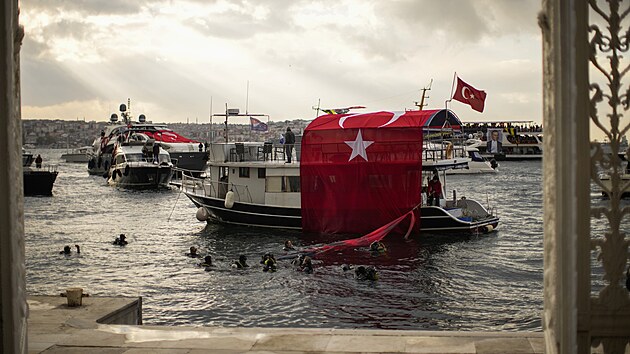 Istanbult nmonci vyvsili vlajky na vro mrt prvnho tureckho prezidenta Mustafy Kemala Atatrka. (10. listopadu 2021)