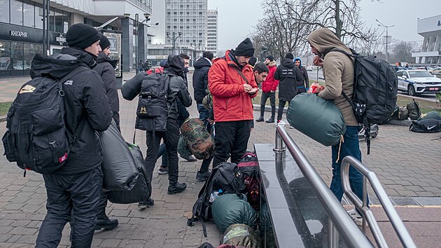 Migranti, kteří chtějí přejít hranice do Evropské unie, se shromažďují před nákupním centrem v Minsku. (13. listopadu 2021)