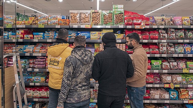 Migranti, kteří chtějí přejít hranice do Evropské unie, se připravují na cestu. (13. listopadu 2021)