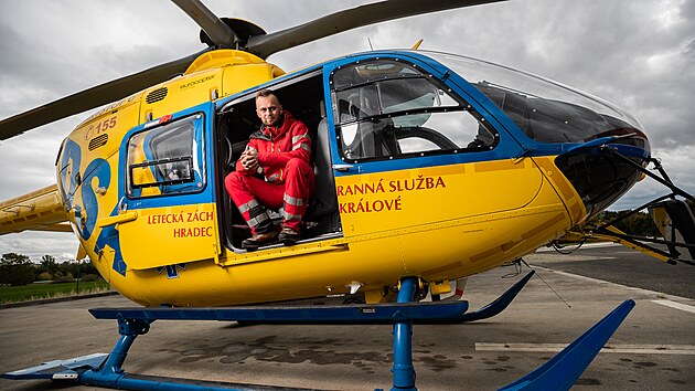 MUDr. Marek Dvořák, Ph.D., MBA, pracuje u pozemní i letecké záchranné služby v Hradci Králové a částečně i na oddělení urgentního příjmu dospělých Fakultní nemocnice v Motole.