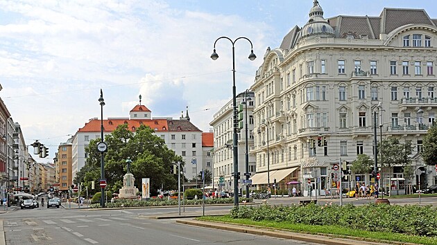 Starostovi Luegerovi se podařilo z Vídně udělat světovou metropoli. Náměstí, na kterém se socha nachází, nese také jeho jméno. (15. července 2019)
