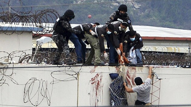 Při násilnostech ve věznici v ekvádorském Guayaquilu zemřelo v noci na sobotu 58 trestanců. (13. listopadu 2021)