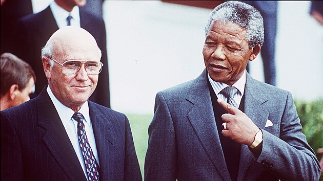Posledn blosk prezident Jihoafrick republiky (JAR) Frederik Willem de Klerk po boku svho nstupce a prvnho ernoskho prezidenta zem Nelsona Mandely (2. kvtna 1990)