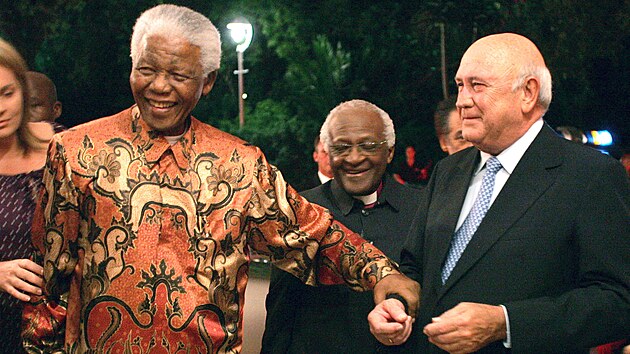 Posledn blosk prezident Jihoafrick republiky (JAR) Frederik Willem de Klerk po boku svho nstupce a prvnho ernoskho prezidenta zem Nelsona Mandely (2. kvtna 1990)
