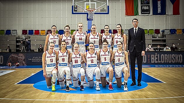 esk hrky ped vodnm zpasem kvalifikace na Eurobasket 2023. Horn ada: Veronika pov (21), Michaela Krejzov (15), Julia Reisingerov (44), Renta Bezinov (0), Veronika Vorkov, Natlie Stoupalov (18). Spodn ada: Petra Holensk (13), Elika Hamzov (10), Petra Zplatov (88), Tereza Vyoralov (12), Julie Pospilov (5), Kristna Brabencov (6). Vpravo stoj trenr tefan Svitek.