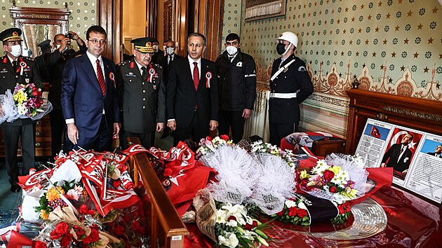 Turet politici vetn starosty Istanbulu Ekrema Imamoglua (v poped prvn zleva) pili uctt pamtku prvnho prezidenta Turecka Mustafy Kemala Atatrka do jeho pokoje v palci Dolmabahe. Prv tam Atatrk zemel. (10. listopadu 2021)