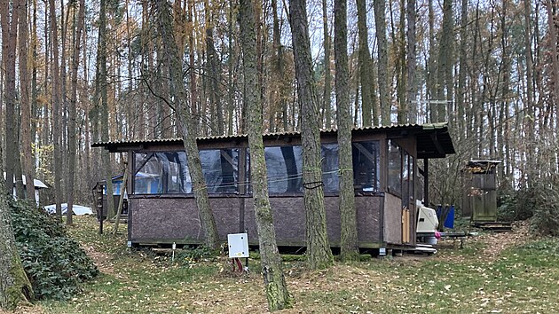 Lidé si ke karavanům v kempu postupně přidělali různé přístřešky. Ty ale nyní musí odstranit.