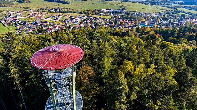 Rozhledna stojí v lesoparku Adalberta Stiftera.