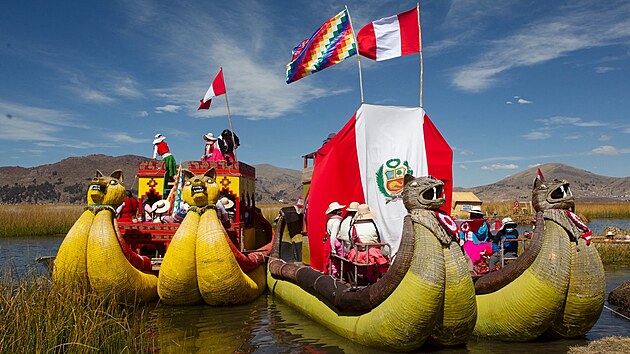 Oslavy dvoustho vro vyhlen nezvislosti Peru. (28. ervence 2021) na jezee Titicaca.