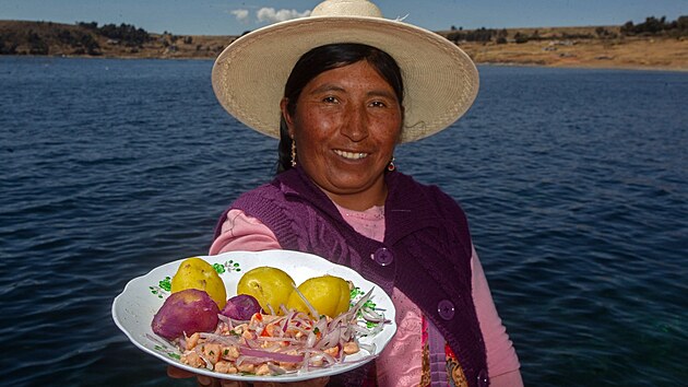 ena z domorod komunity Ajmar podporovan programy sociln pomoci v Peru. (10. z 2021)
