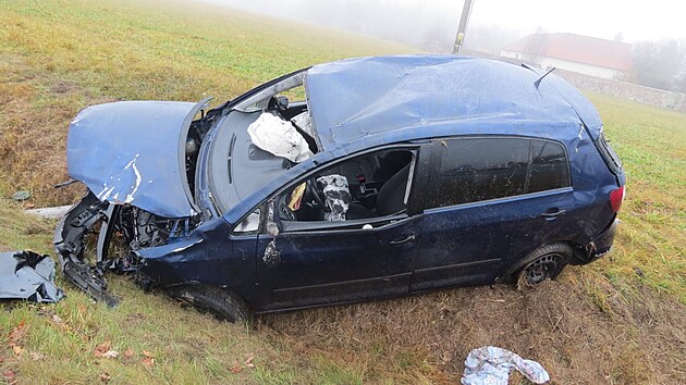 Při nehodě osobního auta u Vranovic na Příbramsku zemřel řidič. (12.11.2021)