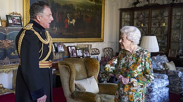Krlovna Albta II. se setkala s britskm nelnkem generlnho tbu a poradcem ministerstva obrany Nickem Carterem (Windsor, 17. listopadu 2021)
