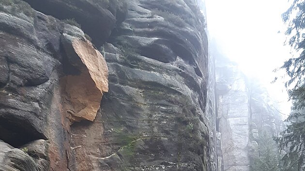 U odboky do Anenskho dol v Teplickch skalch se v noci ztil skaln blok (12. 11. 2021).